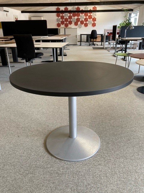 Mødebord sort linoleum på grå fod Ø100 cm