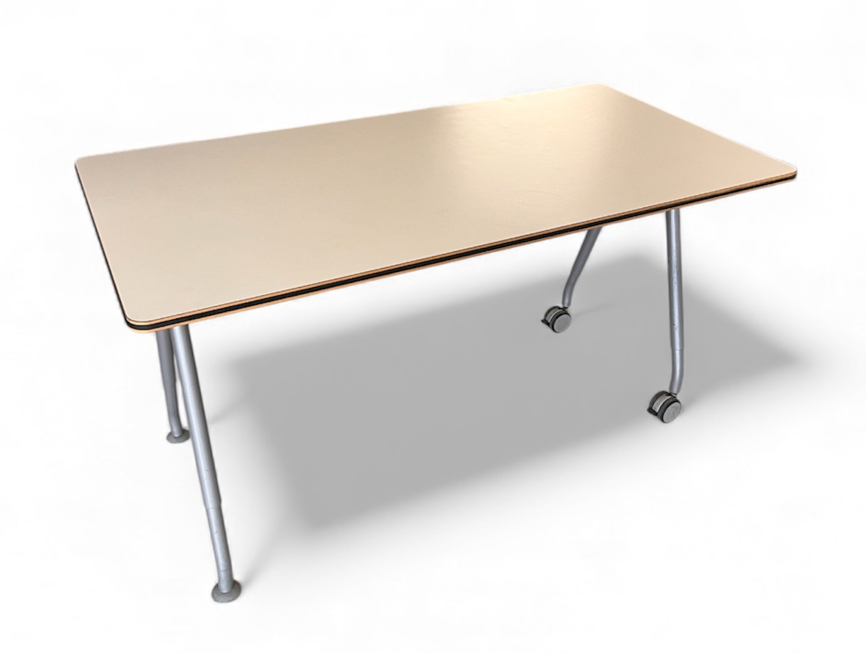 Kantinebord på hjul